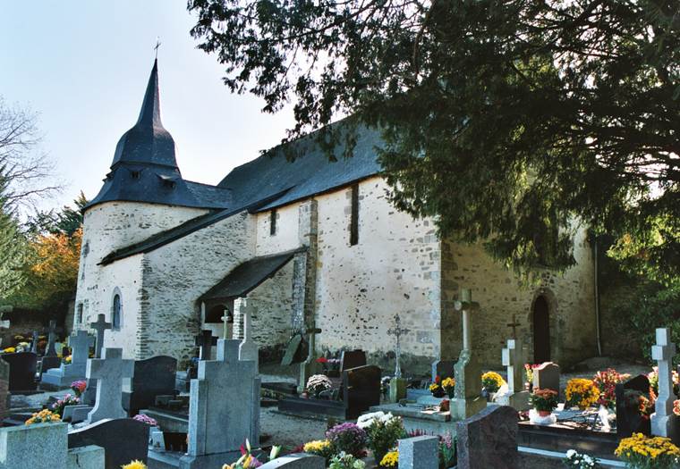 Chapelle Sainte-Croix, son clocher à bulbe et son cimetière  © J.P. Bauchet