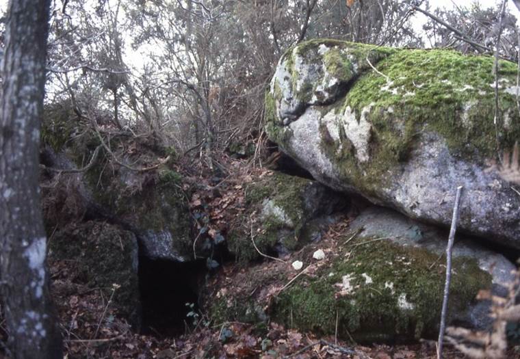 Sépulture sous roche du Men Guen Lanvaux morbihan bretagne-sud © cdt56